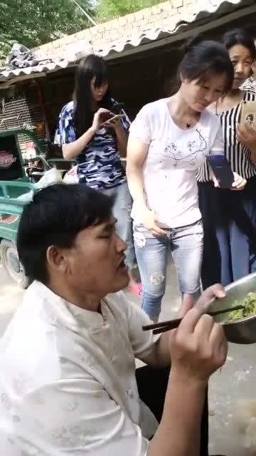 吃瓜网红搓澡被围观,吃瓜群众纷纷打卡  第3张